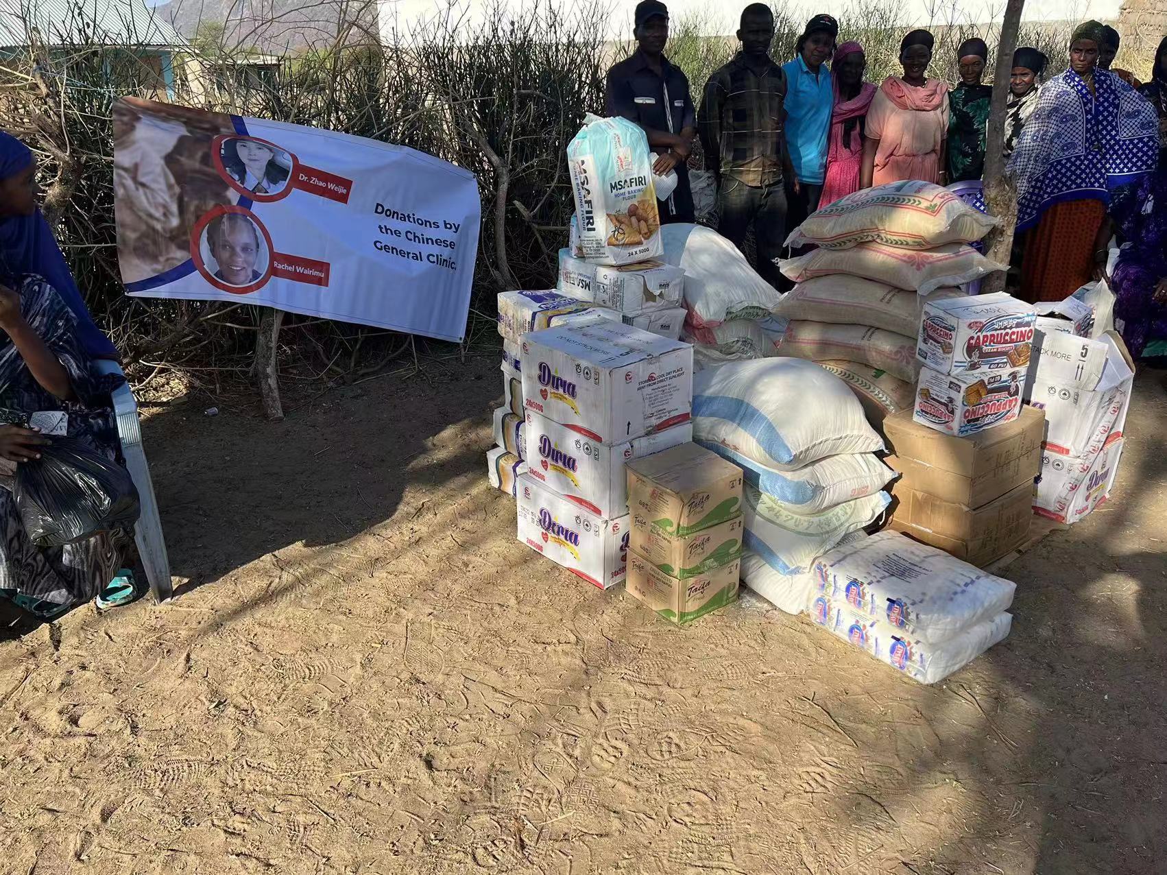 对非洲穷困部落发放物质食品